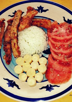 Una foto de Almuerzo liviano🍗🥗🍅🍚