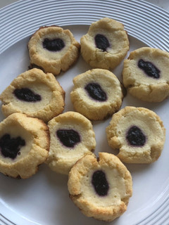 Una foto de Keto - Cookies de coco y cheesecake con frutos rojos