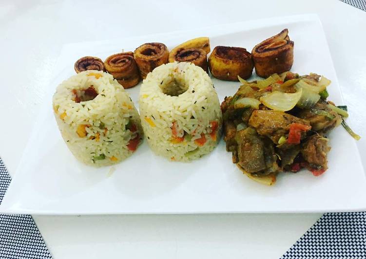 Coconut rice with fried plantain and beef