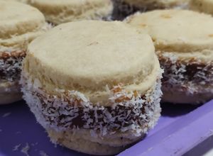 Una foto de Alfajores de Maicena a puro dulce de leche!!☺️☺️