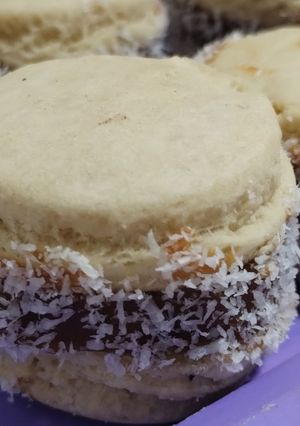 Una foto de Alfajores de Maicena a puro dulce de leche!!☺️☺️