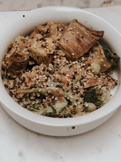 Una foto de Quinoa multicolor 🌈 con brotes 🌱 de brócoli 🥦, arvejas, zanahoria 🥕 y costilla suavecita y jugosa 🤤