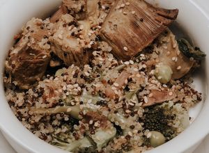 Una foto de Quinoa multicolor 🌈 con brotes 🌱 de brócoli 🥦, arvejas, zanahoria 🥕 y costilla suavecita y jugosa 🤤