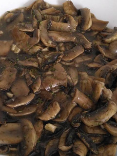 Una foto de Champiñones en salsa de vino blanco