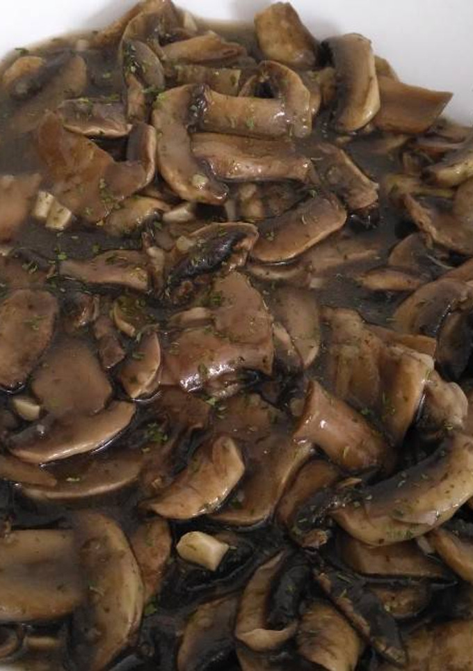 Una foto de Champiñones en salsa de vino blanco
