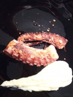Una foto de Patitas de pulpo a la plancha con parmentier de trufa
