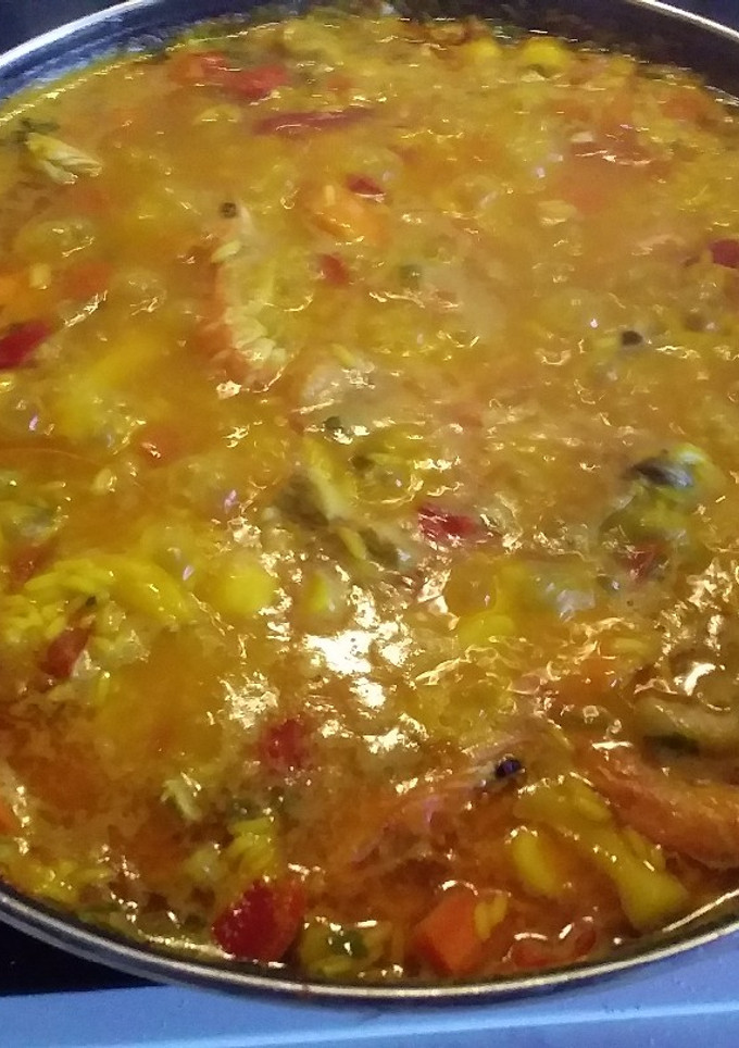 Una foto de Paella de cangrejos de río langostinos y mariscos por el chef Da