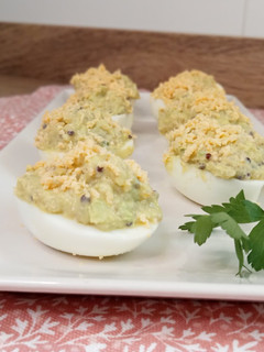 Una foto de Huevos rellenos con quinoa y aguacate