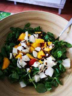 Una foto de Ensalada con mango y queso fresco