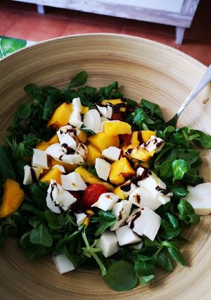 Una foto de Ensalada con mango y queso fresco