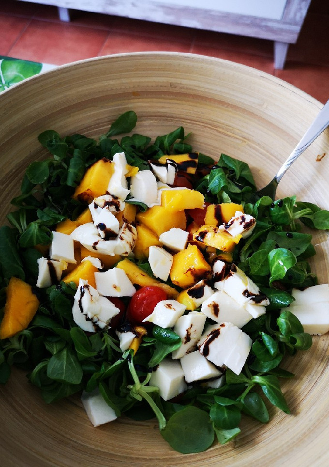 Una foto de Ensalada con mango y queso fresco