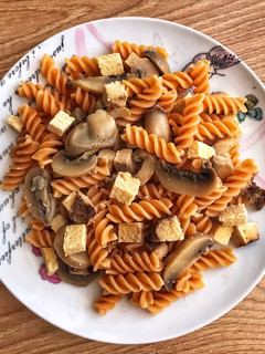 Una foto de Fusilli de lenteja con tofu y champiñón 🍄