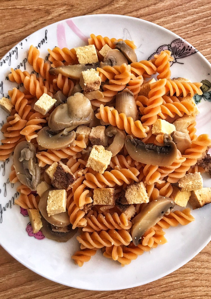 Una foto de Fusilli de lenteja con tofu y champiñón 🍄