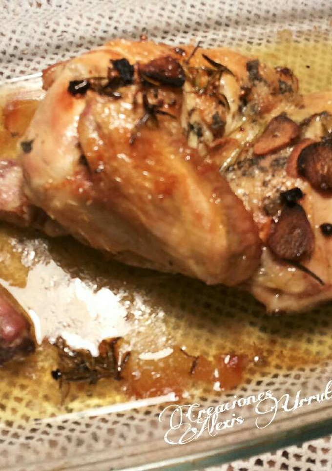 Una foto de Pollo al ajillo y romero al horno