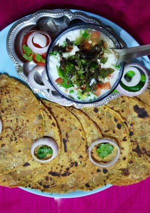 लौकी भाजी पराठा विथ दही चटणी (lauki bhaji paratha recipe in marathi) रेसिपी चे मुख्य फोटो 