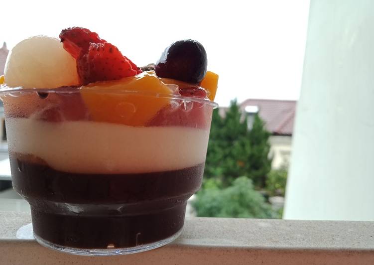 Puding coklat vanilla dengan toping buah