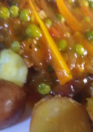 Una foto de Chuleta arvejada con papas al romero