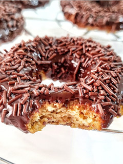 Una foto de Donuts de avena y manzana con glaseado de chocolate