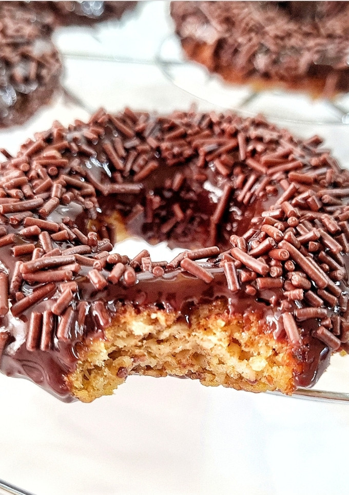 Una foto de Donuts de avena y manzana con glaseado de chocolate