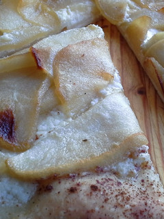 Una foto de Pizza de requesón y manzana