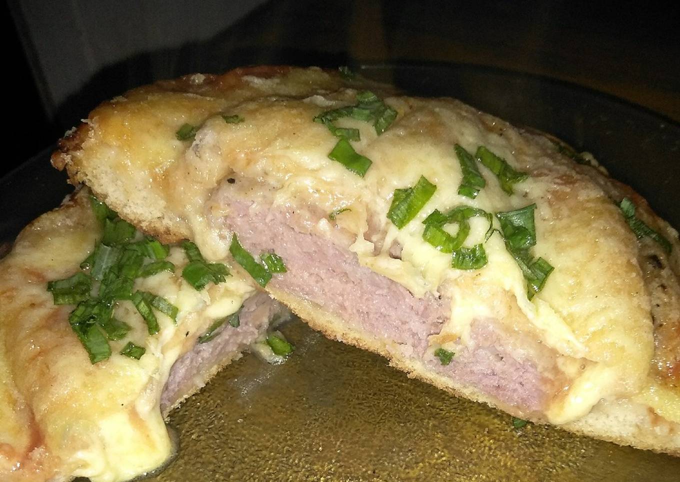 Pizza individual rellena de hamburguesa π