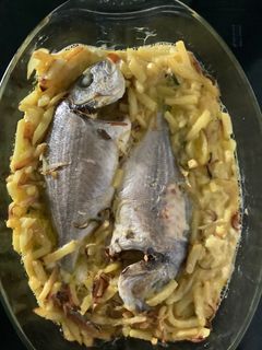 Una foto de Pescado al horno estilo Isla Cristina