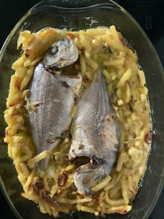 Una foto de Pescado al horno estilo Isla Cristina