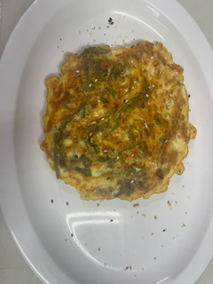 Una foto de Omelette de espinacas y rúcula ! Combinación excelente para empezar el día o para terminar el día!