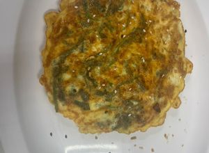 Una foto de Omelette de espinacas y rúcula ! Combinación excelente para empezar el día o para terminar el día!