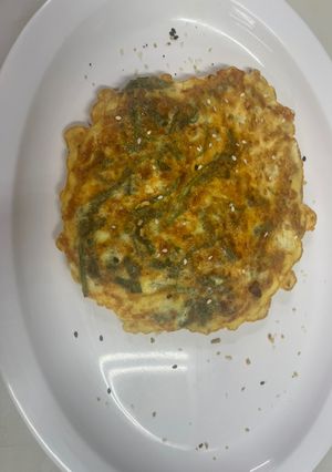 Una foto de Omelette de espinacas y rúcula ! Combinación excelente para empezar el día o para terminar el día!