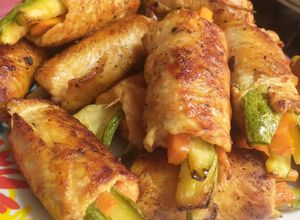 Una foto de Rollitos de pechuga rellena de verduras