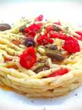 Trofie con datterini confit, capperi e origano di Pantelleria e olive taggiasche