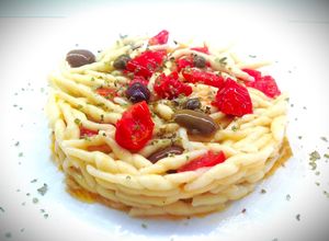 Foto di Trofie con datterini confit, capperi e origano di Pantelleria e olive taggiasche