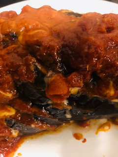 Una foto de Berenjena rellena sabor pizza en Essen... riquísima, mega fácil, económica y la hice en 30 minutos!