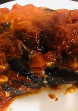 Una foto de Berenjena rellena sabor pizza en Essen... riquísima, mega fácil, económica y la hice en 30 minutos!