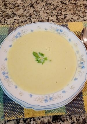 Una foto de Crema de calabacín amarillo y coliflor
