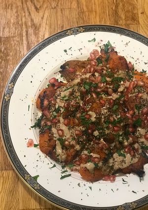 Una foto de Boniatos al horno con tahini, granada y zatar