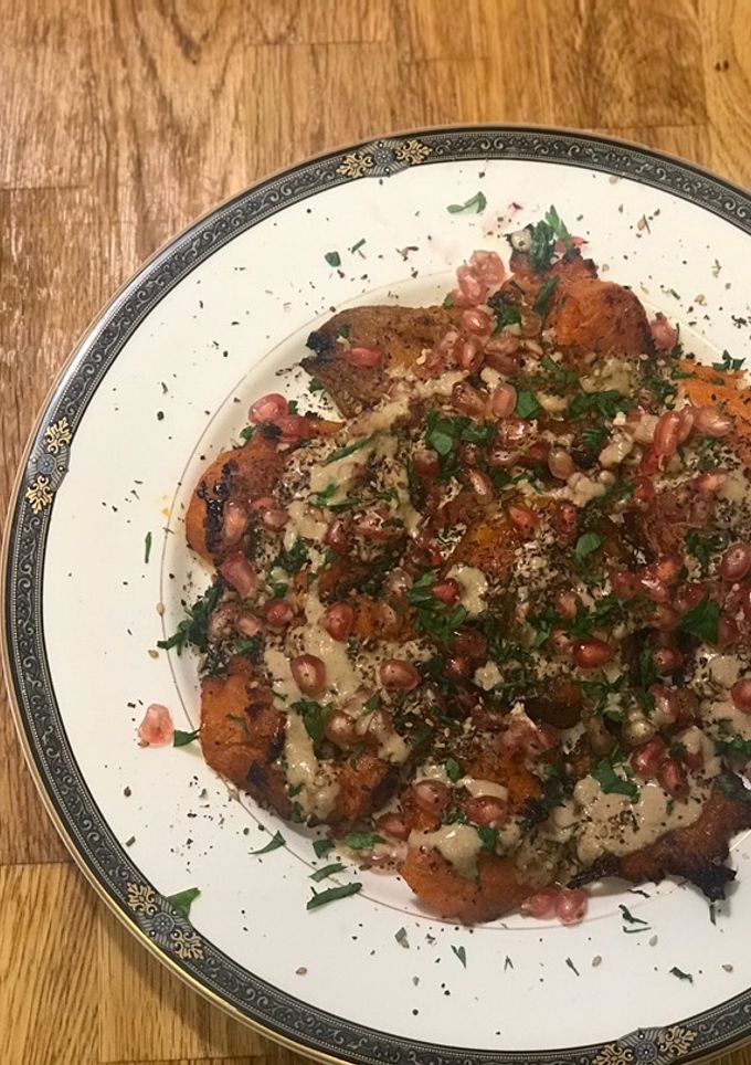 Una foto de Boniatos al horno con tahini, granada y zatar