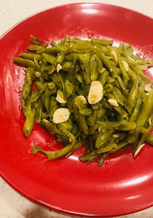 Una foto de Porotos verdes al ajo con mantequilla dorada (vegetariano)