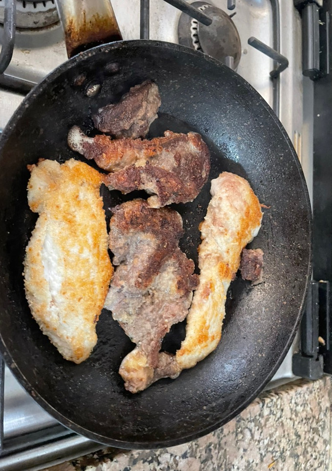 Una foto de Pechugas de pollo con curry y quesos y hierbas
