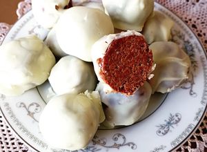 Foto di Bon bon con 🌰🌰castagne lesse ricoperte di cioccolato bianco