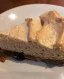 TARTA DE ALGARROBA, COCO, dulce de leche, frutos secos y merengue