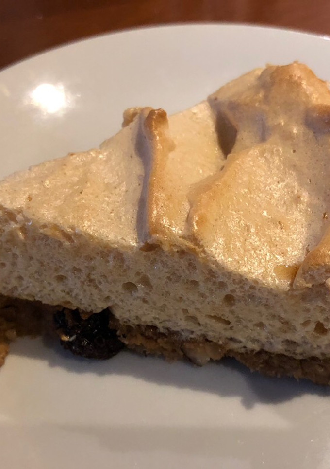 Una foto de TARTA DE ALGARROBA, COCO, dulce de leche, frutos secos y merengue