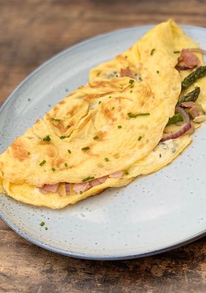 A picture of Asparagus, Ham and Blue Cheese omelette.