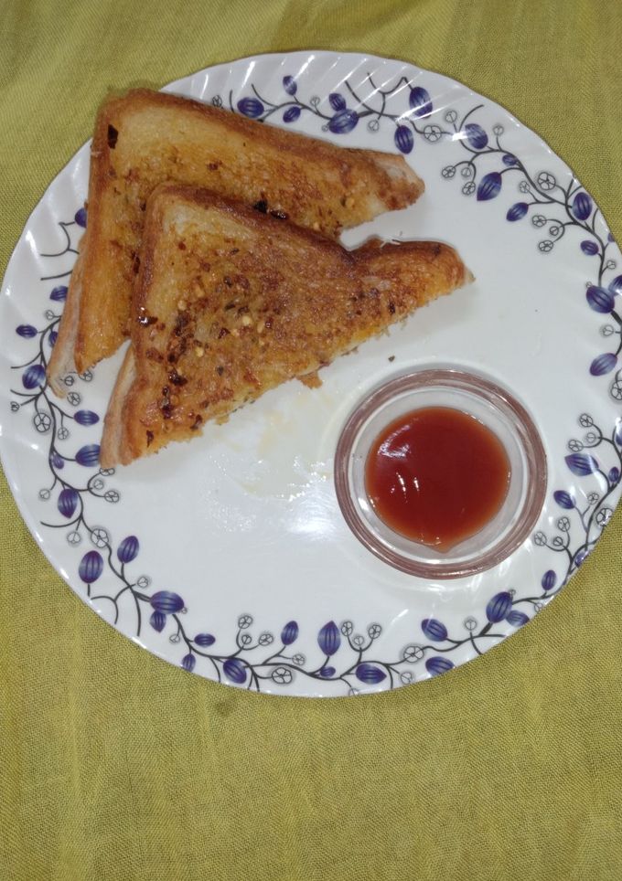 गार्लिक ब्रेड (Garlic bread recipe in hindi) रेसिपी मुख्य फोटो