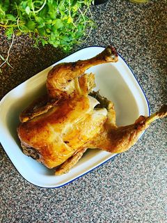 Sörösdobozra ültetetett grill csirke recept fotója