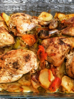 Una foto de Pollo troceado al horno con patatas