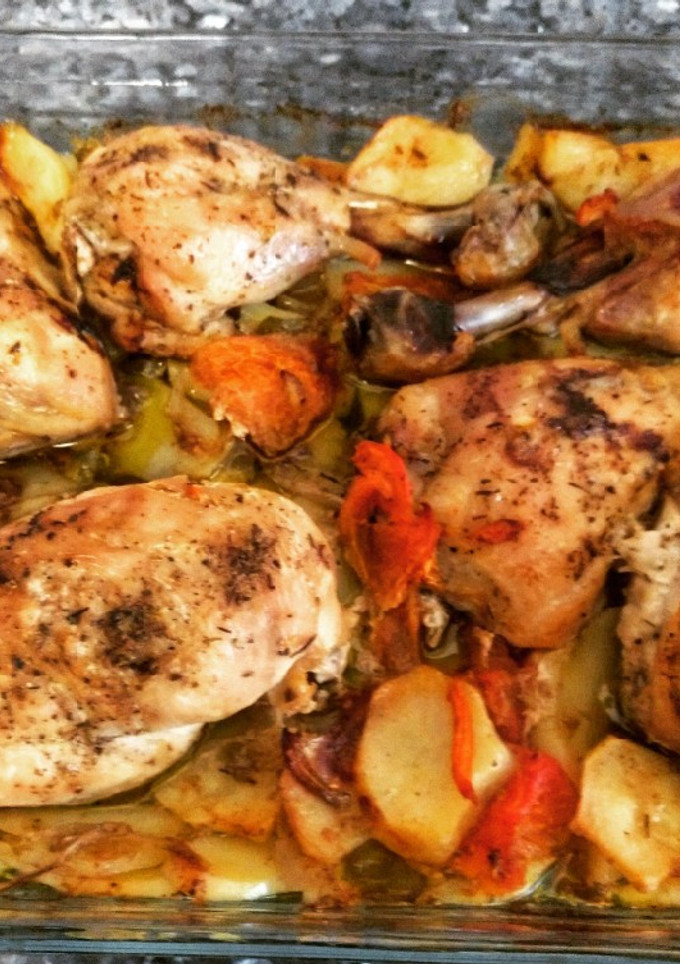 Una foto de Pollo troceado al horno con patatas