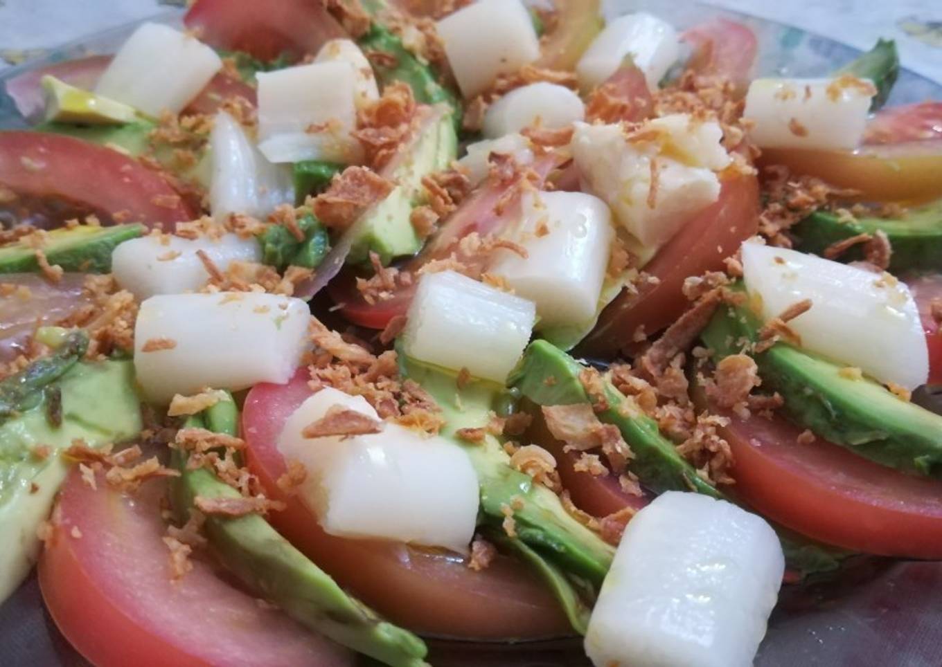 Ensalada de tomate, aguacate y espárragos