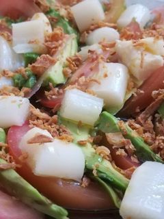 Una foto de Ensalada de tomate, aguacate y espárragos